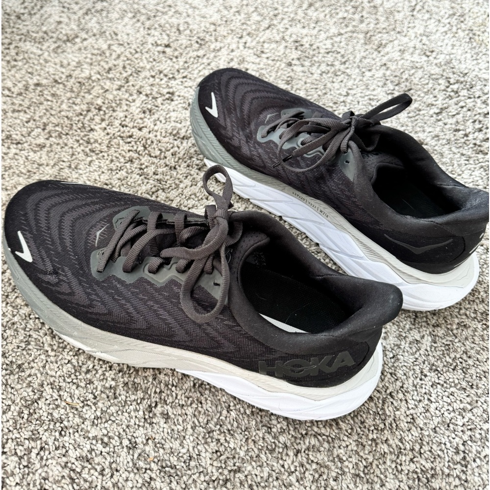 Hoka Arahi 6 Black and White